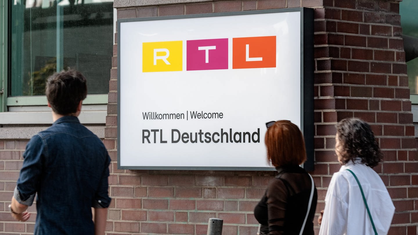 Am Gruner + Jahr-Verlagshaus am Baumwall hängt das Logo von RTL Deutschland.