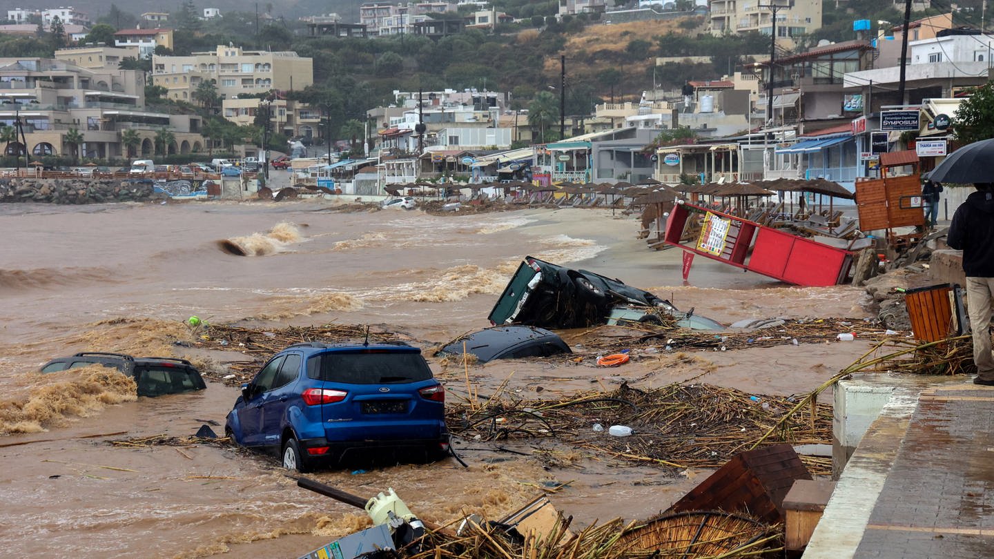 Zerstörte Autos, die von den Wassermassen an den Strand getragen wurden. Starke Regenfälle haben in Griechenland für Überschwemmungen mit verehrenden Folgen gesorgt. (Foto: dpa Bildfunk, picture alliance/dpa/Eurokinissi via ZUMA Press Wire | Eurokinissi)