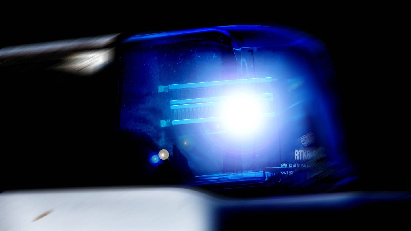 Streifenwagen der Polizei mit Blaulicht (Foto: IMAGO, IMAGO / Fotostand)