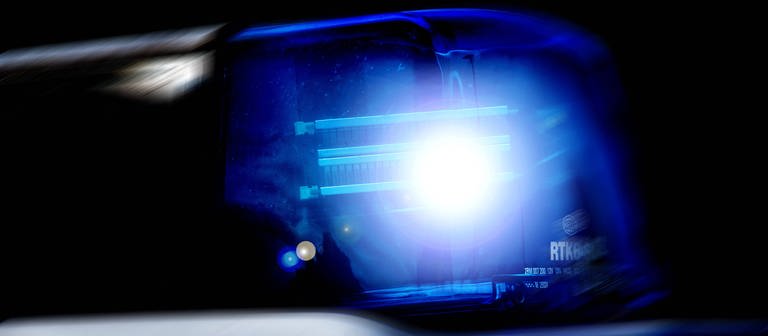 Streifenwagen der Polizei mit Blaulicht  (Foto: IMAGO, IMAGO / Fotostand)