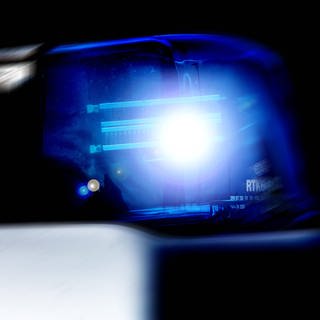 Streifenwagen der Polizei mit Blaulicht  (Foto: IMAGO, IMAGO / Fotostand)
