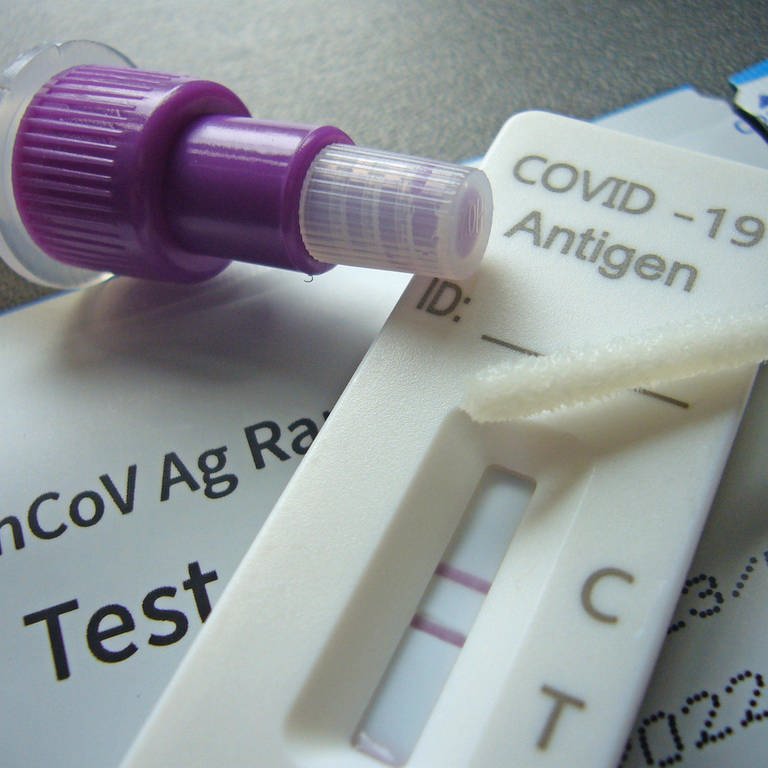 Positives Testergebnis nach Antigen Schnelltest- es werden zwei rote Balken angezeigt. (Foto: IMAGO, IMAGO / Sven Simon)