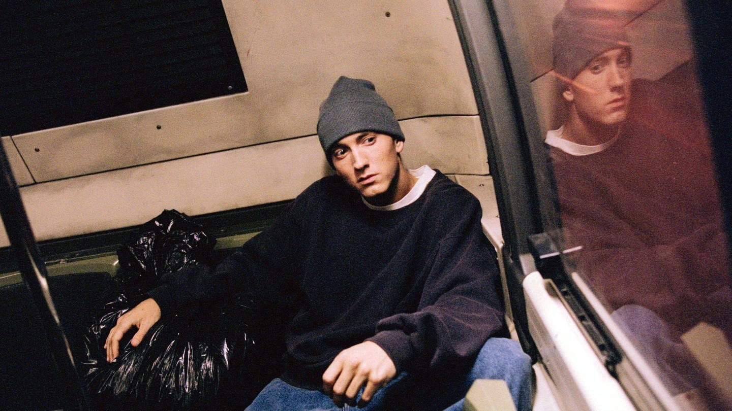 Eminem sitzt am Fenster