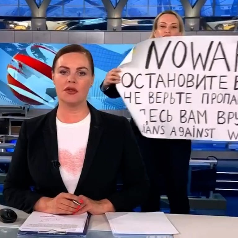 Der Screenshot aus der abendlichen Hauptnachrichtensendung des russischen Staatsfernsehen zeigt die Protestaktion von Marina Ovsyannikova. (Foto: dpa Bildfunk, picture alliance/dpa/Social Media | ---)