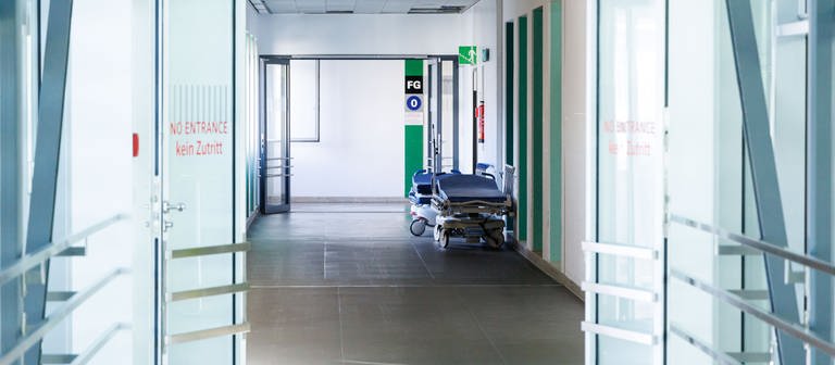 Krankenbetten stehen in einem Gang im Klinikum Großhadern in München.  (Foto: dpa Bildfunk, picture alliance/dpa | Lukas Barth)