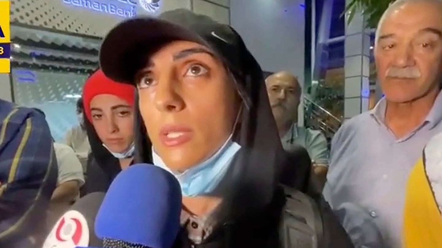 Auf diesem Bild, das von der staatlichen iranischen Nachrichtenagentur IRNA aufgenommen wurde, spricht die iranische Wettkampfkletterin Elnaz Rekabi auf dem internationalen Flughafen Imam Khomeini in Teheran mit Journalisten.