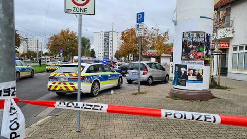 Im Stadteil Oggersheim ist eine Straße abgesperrt. Bei einem Messerangriff sind dort zwei Menschen getötet und ein weiterer schwer verletzt worden. (Foto: dpa Bildfunk, picture alliance/dpa | Keutz TV-NEWS)