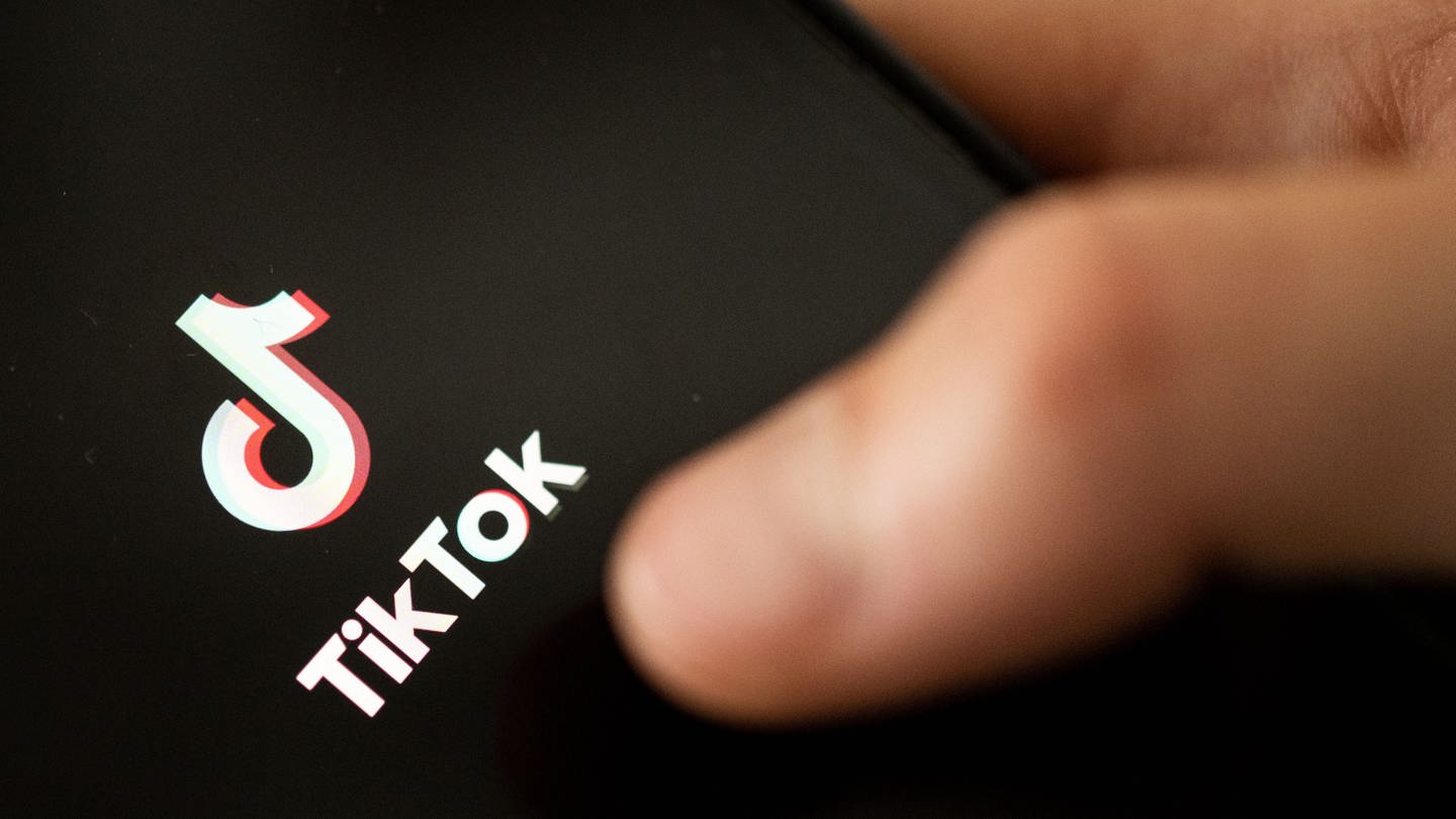 Ein Finger tippt auf das TikTok-Logo auf einem Smartphone