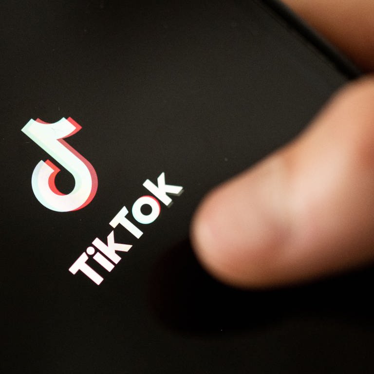Ein Finger tippt auf das TikTok-Logo auf einem Smartphone (Foto: DASDING, picture alliance/dpa | Marijan Murat)