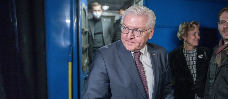 Bundespräsident Frank-Walter Steinmeier kommt mit dem Zug von Przemysl in Kiew an (Foto: dpa Bildfunk, picture alliance/dpa | Michael Kappeler)