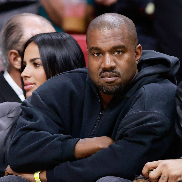 Rapper Kanye West and girlfriend Chaney Jones along with rapper Future attend a game between the Miami Heat and the Minnesota Timberwolves at FTX Arena on March 12, 2022 in Miami, Florida (Foto: IMAGO, IMAGO / ZUMA Wire)