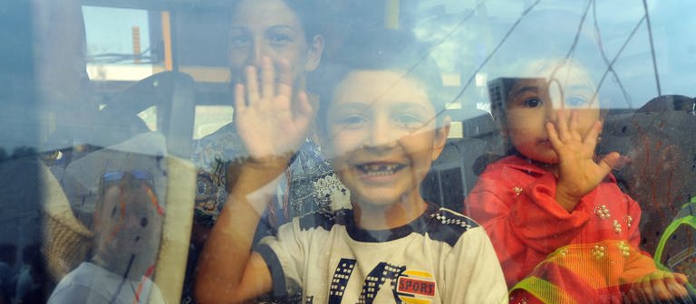 Kinder sitzen in einem Bus im Aufnahmezentrum für Binnenvertriebene, das Menschen hilft, die vor den russischen Angriffen geflohen sind. (Foto: dpa Bildfunk, picture alliance/dpa/Ukrinform)