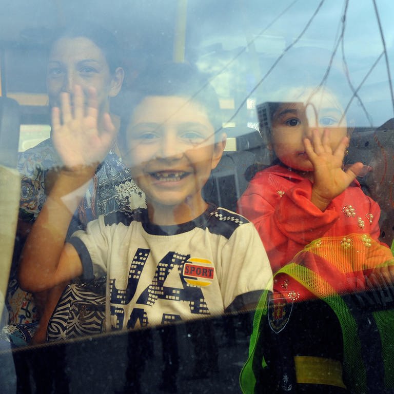 Kinder sitzen in einem Bus im Aufnahmezentrum für Binnenvertriebene, das Menschen hilft, die vor den russischen Angriffen geflohen sind. (Foto: dpa Bildfunk, picture alliance/dpa/Ukrinform)