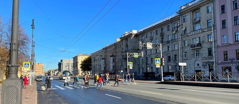 Russia. Saint Petersburg and Leningrad region. Everyday life of St. Petersburg and the Leningrad region in October 2022. Moskovsky Prospekt. Street and road conditions in the city. everyday and daily life in St. Petersburg. Moskovsky district of St. Petersburg. Pedestrian crossing, people crossing the road. (Foto: IMAGO, MaksimxKonstantinov)