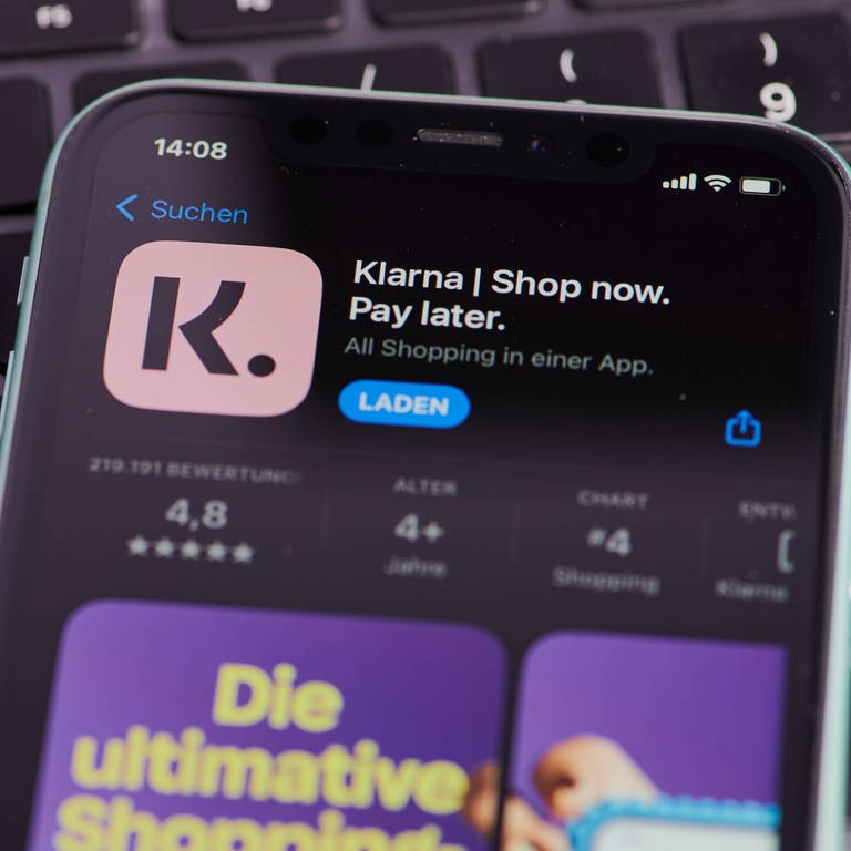 App-Icon der Klarna App im App-Store auf dem iPhone Handy Bildschirm. (Foto: IMAGO, IMAGO / CHROMORANGE)