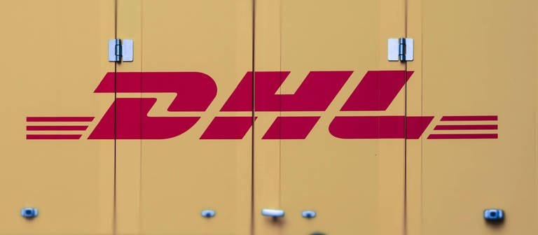 DAS DHL Logo der Deutschen Post ist groß zu sehen. (Foto: IMAGO, IMAGO / Michael Gstettenbauer)
