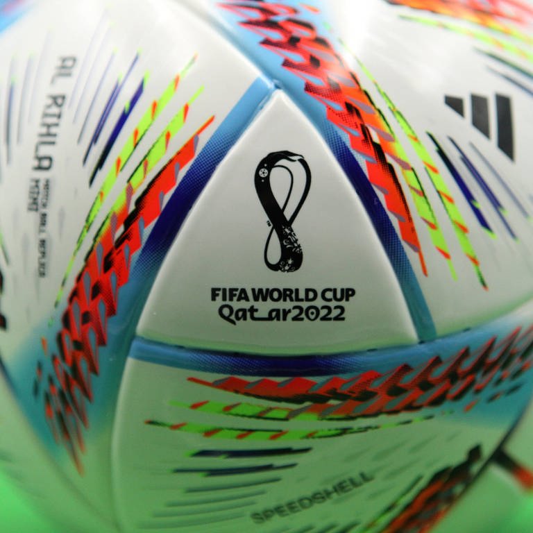 Der Spielball der FIFA Fussball-Weltmeisterschaft Katar 2022â ¢, AL RIHLA. SymbolbildSymbolfoto. (Foto: IMAGO, IMAGO / Hanno Bode)