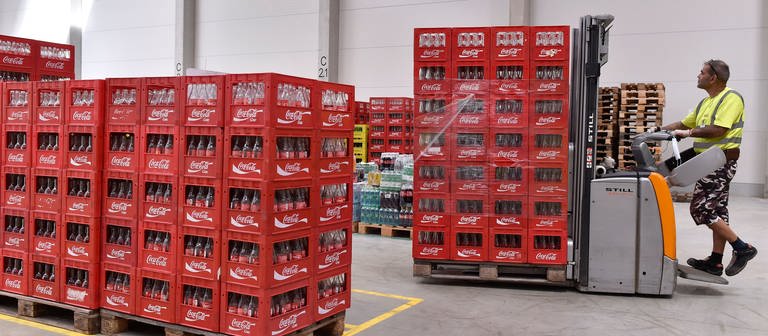 Coca Cola auf Paletten in einer Lagerhalle (Foto: dpa Bildfunk, picture alliance/dpa/CTK | Václav álek)