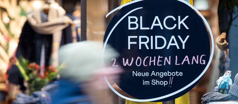 Schaufenster mit Rabatt-Werbung: Viele Händler reduzieren schon vor Black Friday ihre Ware. (Foto: dpa Bildfunk, picture alliance/dpa | Federico Gambarini)