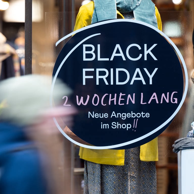 Schaufenster mit Rabatt-Werbung: Viele Händler reduzieren schon vor Black Friday ihre Ware. (Foto: dpa Bildfunk, picture alliance/dpa | Federico Gambarini)