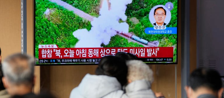 Auf einem Fernsehbildschirm im Bahnhof wird eine Nachrichtensendung mit Filmmaterial über den nordkoreanischen Raketenstart gezeigt. (Foto: dpa Bildfunk, picture alliance/dpa/AP | Lee Jin-Man)