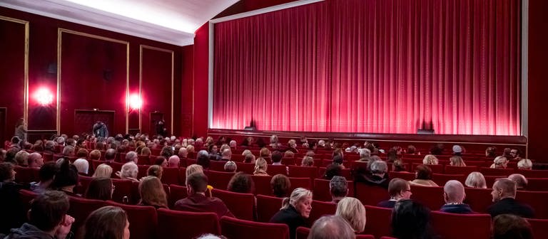 Symbolbild Filmfestival: In einem Kinosaal sitzen Zuschauer und blicken in Richtung Leinwand (Foto: dpa Bildfunk, picture alliance/dpa | Daniel Vogl)