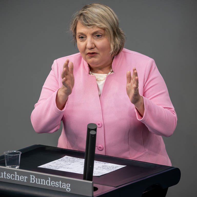Katja Mast (SPD), spricht im Bundestag bei einer aktuellen Stunde zu den Arbeitsbedingungen in der Fleischindustrie. (Foto: dpa Bildfunk, picture alliance/dpa | Michael Kappeler)