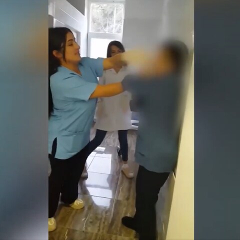 Pflegerin schlägt ältere Frau ins Gesicht (Foto: Facebook @Koha.net)