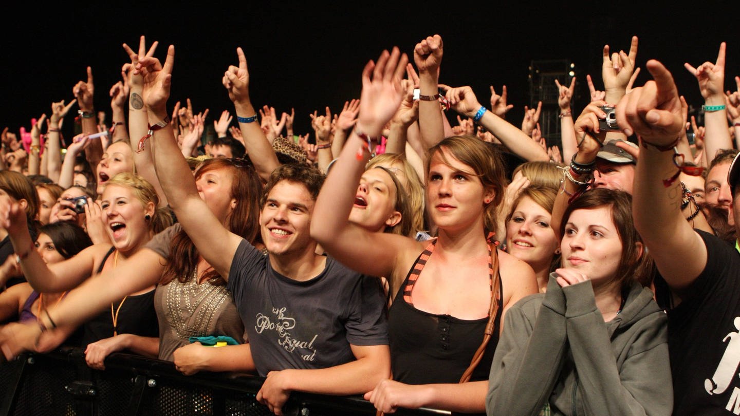 Publikum auf Festival (Foto: IMAGO, POP-EYE)