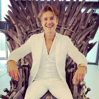 Jeremy Fragrance sitzt auf dem eisernen Thron aus Game of Thrones (Foto: Instagram @jeremyfragrance)