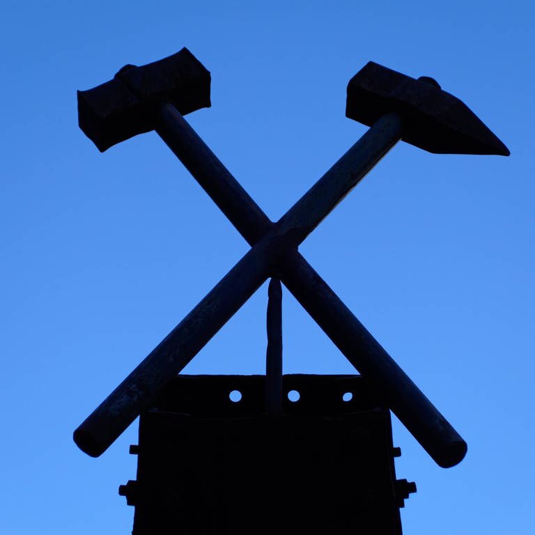 Schlägel und Eisen, Bergbau-Symbol, Ridnauntal, (Foto: IMAGO, ibxdwb04069234.jpg)