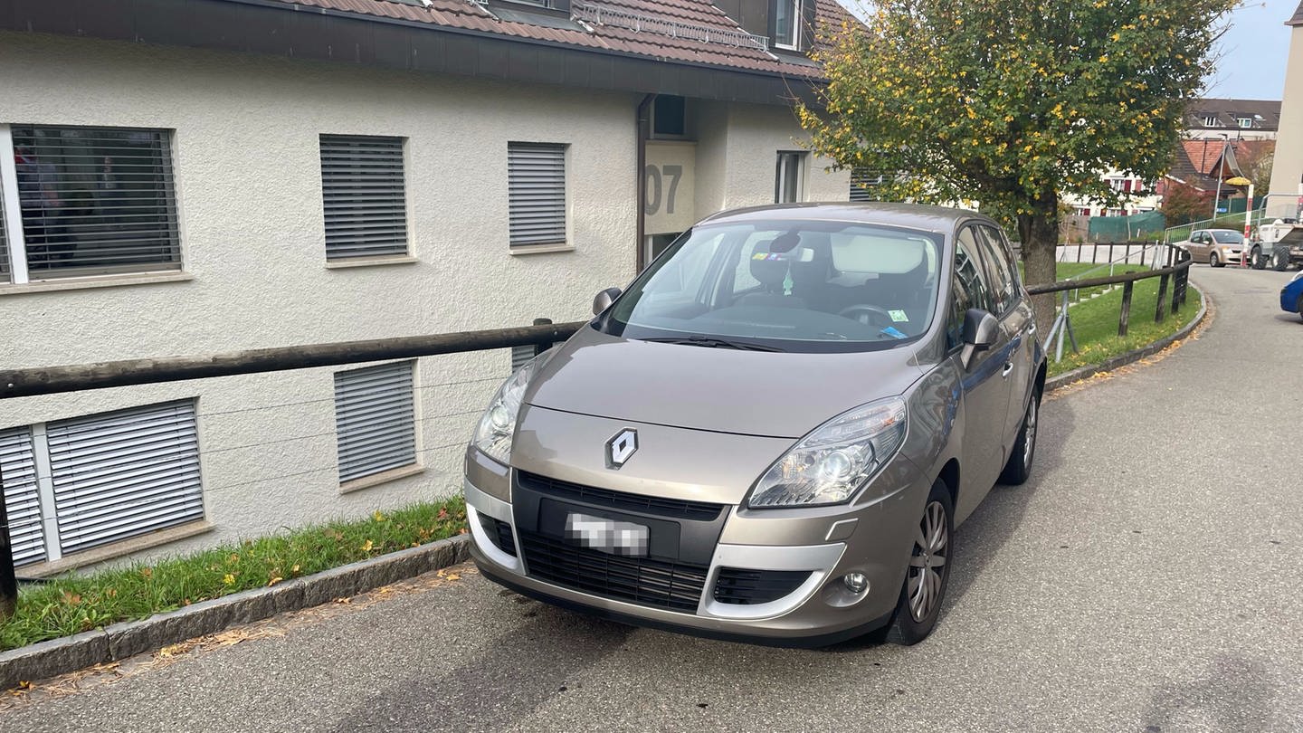 Ein Renault steht am Straßenrand in St. Gallen in der Schweiz. Der Wagen gehört einer 45-Jährigen Frau, die mit diesem drei Mal überfahren wurde.