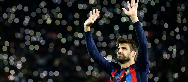 Barcelonas Gerard Pique winkt den Fans und verabschiedet sich aus dem Profi-Fußball. (Foto: dpa Bildfunk, picture alliance/dpa/AP | Joan Monfort)