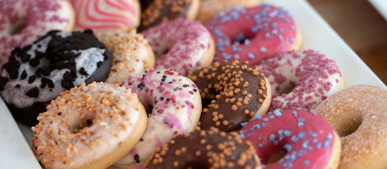 Donuts auf einem Tablett (Foto: DASDING, IMAGO, IMAGO / Sven Simon)