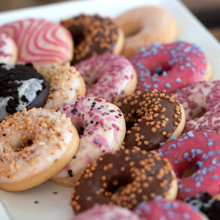 Donuts auf einem Tablett (Foto: SWR DASDING, IMAGO, IMAGO / Sven Simon)