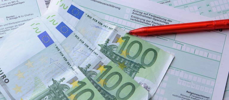  Ein Kugelschreiber liegt auf einer Einkommensteuererklärung neben Euroscheinen. (Foto: dpa Bildfunk, picture alliance / dpa | Armin Weigel)