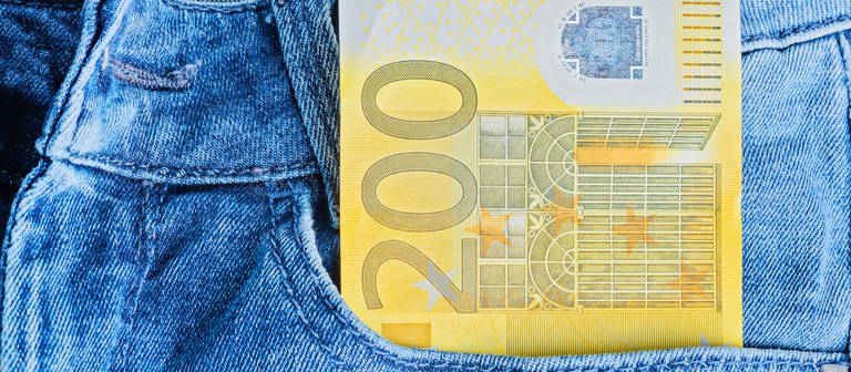 200-Euro in einer Jeanstasche (Foto: IMAGO, IMAGO / Panthermedia)
