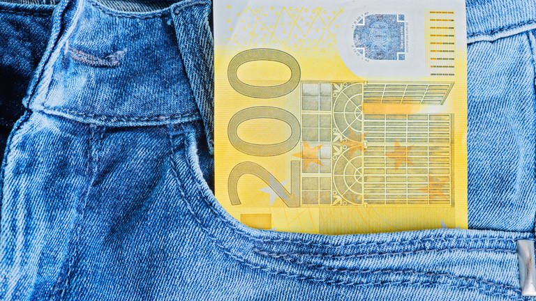 200-Euro in einer Jeanstasche (Foto: IMAGO, IMAGO / Panthermedia)