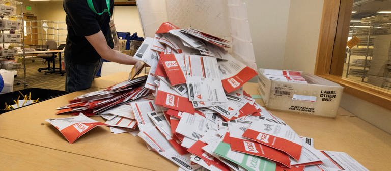 Wahlhelfer Patrick Schmeichel bereitet die Auszählung der Stimmzettel aus King County vor, die am Wahltag in einer Official Ballot Drop Box eingeworfen wurden. (Foto: dpa Bildfunk, picture alliance/dpa/The Seattle Times/AP | Ken Lambert)