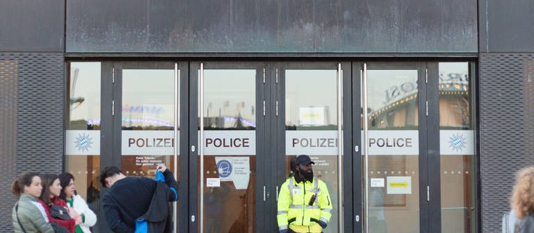 Polizist vor Polizeiwache in München (Foto: IMAGO, aal.photo)