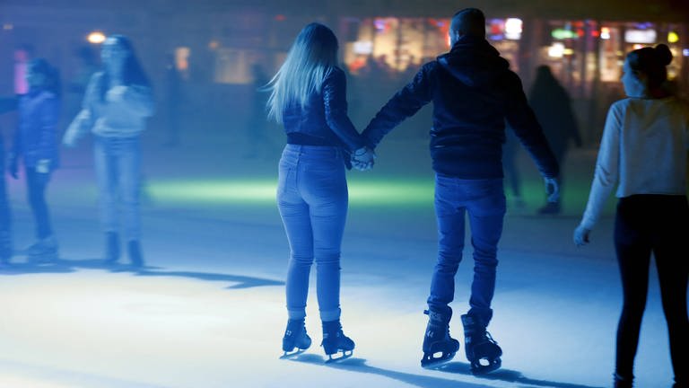 Pärchen beim Eislaufen (Foto: IMAGO, IMAGO / biky)