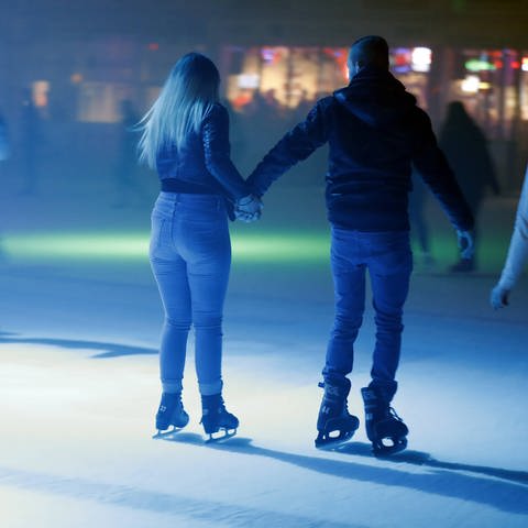 Pärchen beim Eislaufen (Foto: IMAGO, IMAGO / biky)