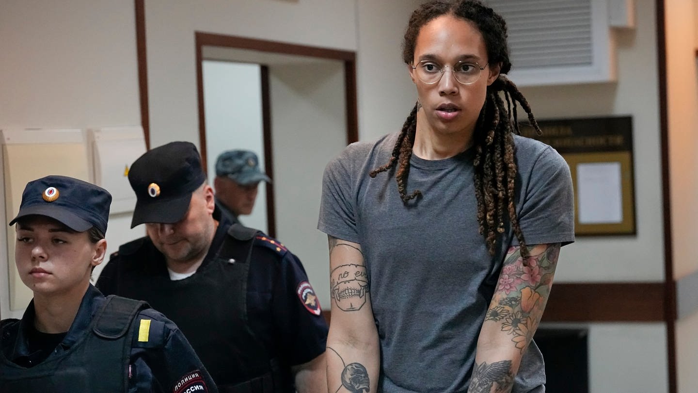 US-Basketballerin Brittney Griner wird nach einer Anhörung in Chimki vor den Toren Moskaus aus dem Gerichtssaal eskortiert. Die in Russland zu neun Jahren Haft verurteilte US-Basketballerin Brittney Griner ist nach Angaben ihrer Anwälte in ein Straflager verlegt worden.