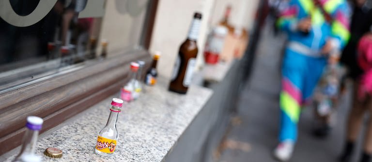 Leere Alkoholflaschen auf der Fensterbank - Reste der Faschingsparty am 11.11. (Foto: dpa Bildfunk, picture alliance/dpa | Thomas Banneyer)