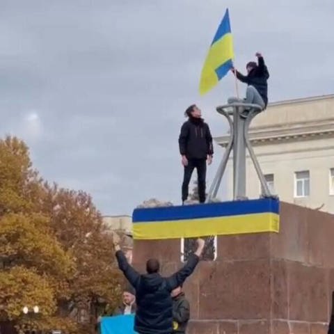 Ukrainische Flagge weht wieder auf den Regierungsgebäuden in der Stadt Cherson.  (Foto: IMAGO, IMAGO / Cover-Images)