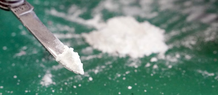 Symbolbild: Kokainschmuggel - Ein Pressesprecher des Zolls präsentiert auf einem Medientermin sichergestelltes Kokain (Foto: dpa Bildfunk, picture alliance/dpa | Marcus Brandt)