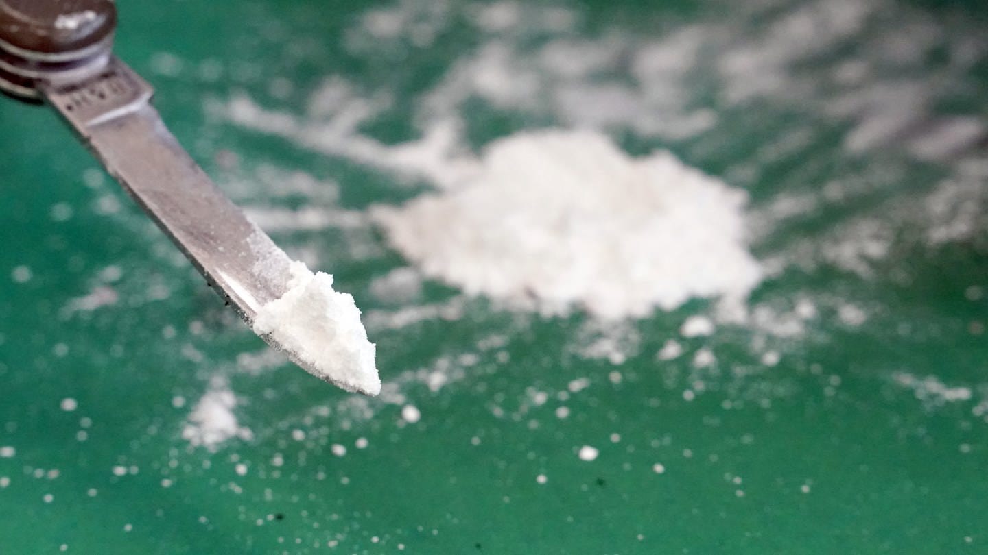 Symbolbild: Kokainschmuggel - Ein Pressesprecher des Zolls präsentiert auf einem Medientermin sichergestelltes Kokain