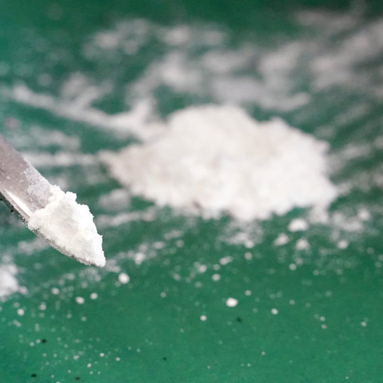 Symbolbild: Kokainschmuggel - Ein Pressesprecher des Zolls präsentiert auf einem Medientermin sichergestelltes Kokain (Foto: dpa Bildfunk, picture alliance/dpa | Marcus Brandt)