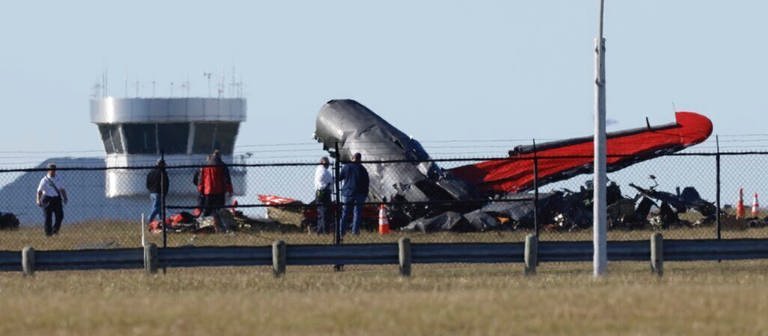 Ein beschädigtes Flugzeug steht auf dem Dallas Executive Airport in Dallas. (Foto: dpa Bildfunk, picture alliance/dpa/The Dallas Morning News | Liesbeth Power)