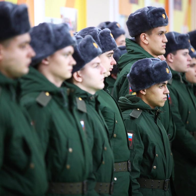 09.11.2022 Wehrpflichtige in Uniform stellen sich vor der Einberufung zum Militärdienst in der russischen Armee im regionalen Rekrutierungszentrum in Wolgograd, Russland, auf. (Foto: IMAGO, IMAGO / SNA)